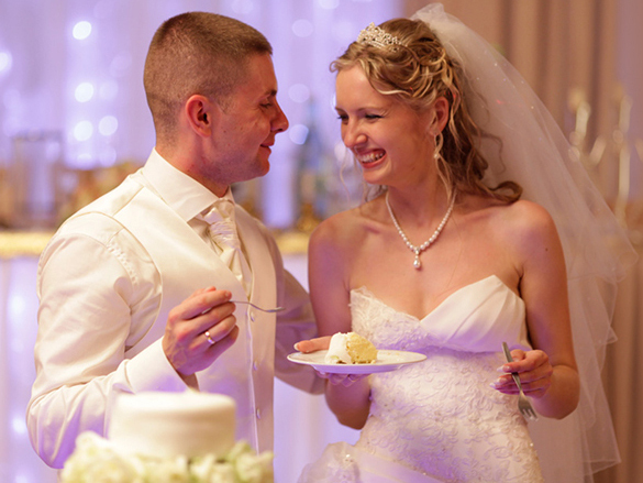 Brautpaar mit Hochzeitstortea, Hamburger Hochzeits DJ