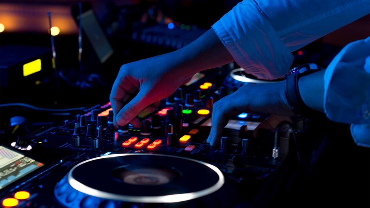 DJ Steve mixt Musik am DJ Pult auf Ihrem Geburtstag der Ihrer Hochzeit